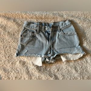 Levi 550 light wash booty shorts